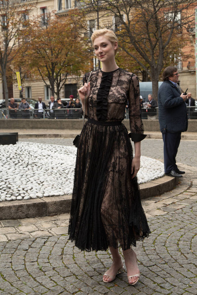 Elizabeth Debicki, australijska aktorka przyjeżdża na wystawę Miu Miu w ramach Paryskiego Tygodnia Odzieży Kobiecej Wiosna / Lato 2016 7 października 2015 w Paryżu, Francja. - Zdjęcie, obraz