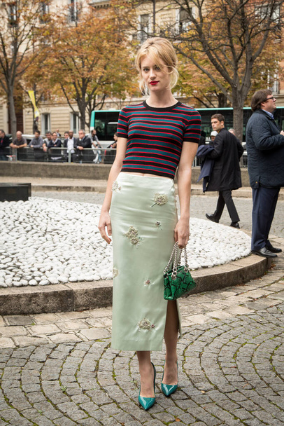 Mackenzie Davis,  Canadian actress  arrives at the Miu Miu show as part of the Paris Fashion Week Womenswear Spring/Summer 2016 on October 7, 2015 in Paris, France. - Zdjęcie, obraz