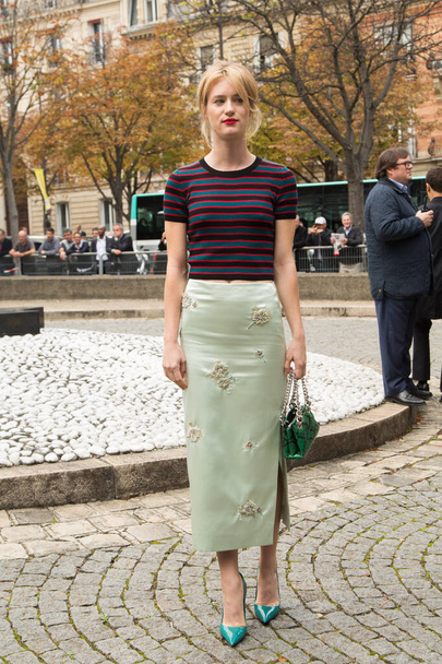 Mackenzie Davis,  Canadian actress  arrives at the Miu Miu show as part of the Paris Fashion Week Womenswear Spring/Summer 2016 on October 7, 2015 in Paris, France. - 写真・画像