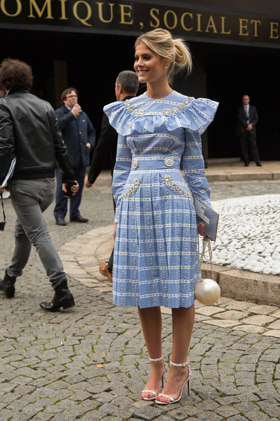 Lala Rudge saapuu Miu Miu näyttelyyn osana Pariisin muotiviikkoa Kevät / kesä 2016 7. lokakuuta 2015 Pariisissa, Ranskassa. - Valokuva, kuva