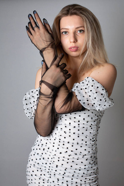 Eurooppalainen nainen vaaleat hiukset ja valkoinen iho eristetty tummanharmaa - Valokuva, kuva