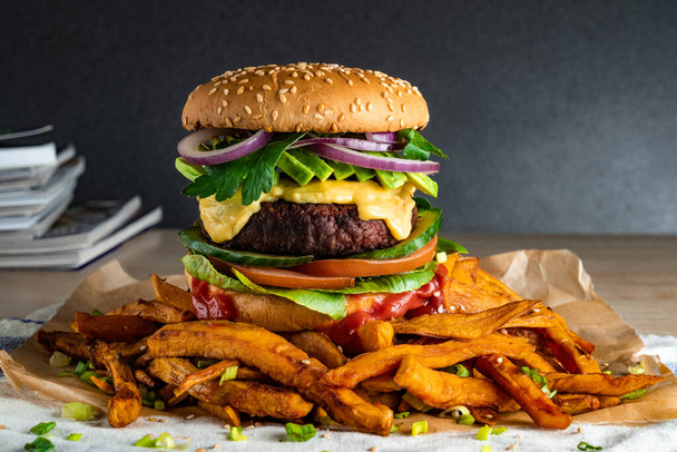 Hamburger fatto in casa a base di piante con patatine fritte intorno. Vegano. - Foto, immagini