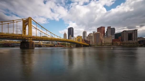 Pittsburgh, Pensilvania, Estados Unidos skyline en el río por la tarde. - Imágenes, Vídeo