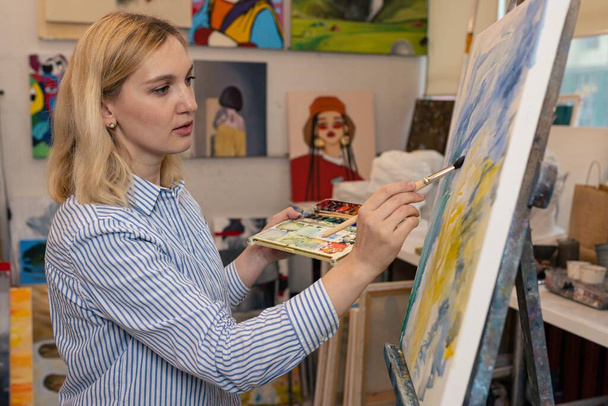 Uma artista feminina enquanto desenha em uma galeria de arte - Foto, Imagem