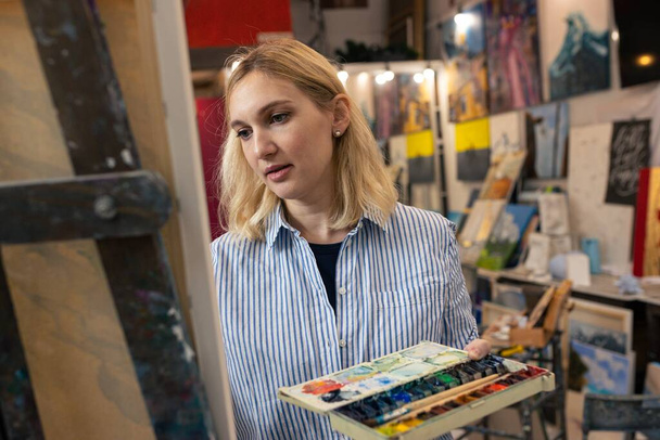 Pittura - un'artista donna in una galleria d'arte - Foto, immagini