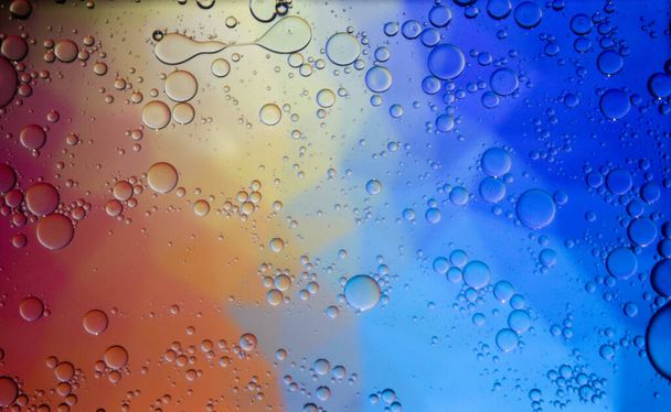 Fondo colorido abstracto Aceite en superficie de agua Espuma de jabón con burbujas macro disparo de primer plano.Imagen de la gota de aceite en el agua para un fondo de diseño moderno y de creación. - Foto, Imagen