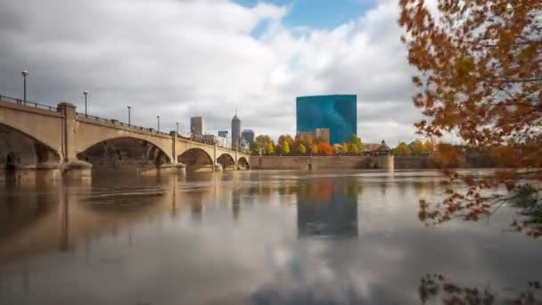 Indianapolis, Indiana, USA skyline sul White River durante l'autunno nel pomeriggio. - Filmati, video