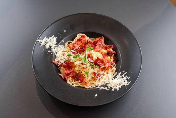 Спагетти с томатным соусом и сыром пармезан - Фото, изображение