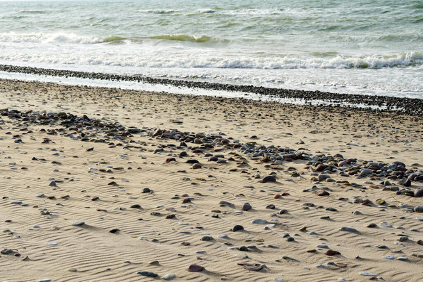 homokos tengerpart kavicsokkal, kiválasztott fókusz - Fotó, kép