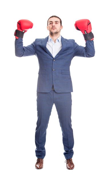 Повна довжина потужний бізнесмен-лідер у костюмі з червоними боксерськими рукавичками, що святкують успіх, згинаючи м'язи рук з піднятими руками. Перемога в офісному протистоянні, бізнес-бос ізольований на білому
 - Фото, зображення