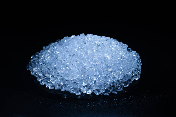 Siyah arkaplanda buz kristal küpleri, metin veya tasarım için boşluk. - Fotoğraf, Görsel