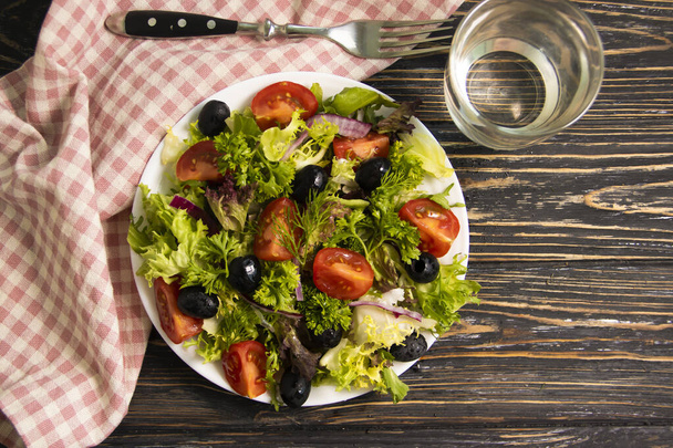 Salatblätter, Tomaten, Oliven in Großaufnahme - Foto, Bild