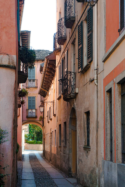 A narrow, romantic street in the Italian countryside - Fotoğraf, Görsel
