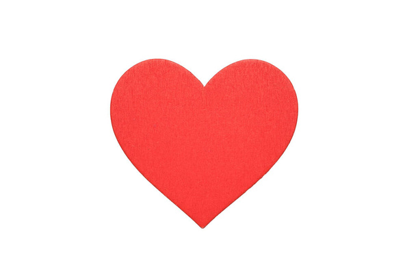 Coeur en bois rouge vif isolé sur un fond blanc. Un symbole d'amour et de loyauté. - Photo, image