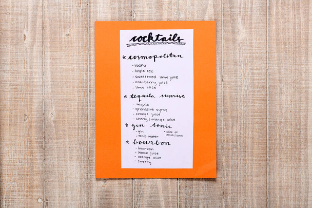 Design de menu de coquetel artesanal no fundo de madeira vintage. - Foto, Imagem