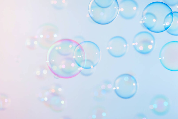 Красивые прозрачные разноцветные мыльные пузыри на белом фоне - Фото, изображение