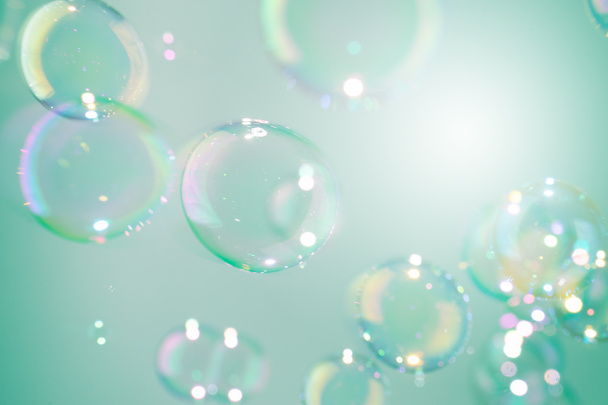 Hermoso transparente verde jabón burbujas fondo - Foto, imagen
