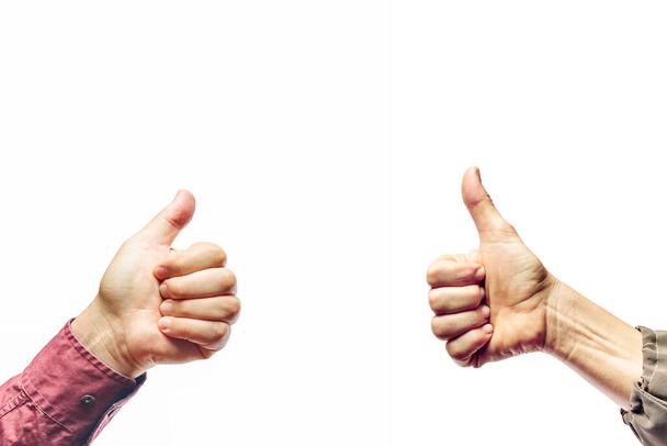Handen met duimen omhoog teken tegen geïsoleerde op witte achtergrond. Vrouw en man vertonen OK teken - Foto, afbeelding