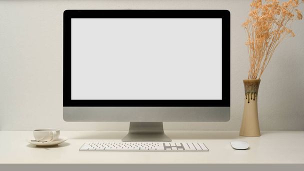 Bureau d'ordinateur avec ordinateur de bureau PC maquette écran blanc sur table blanche avec appareils et accessoires. - Photo, image