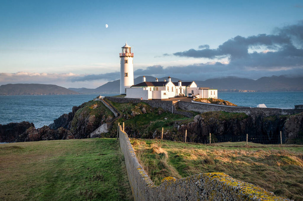 Puesta de sol en Fanad Head Lighthouse en el norte de Donegal costo en Irlandeses - Foto, imagen