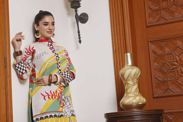 Pakistanlı / Asyalı bir model geleneksel elbisesini tasarlıyor, Shalwar Kameez..  - Fotoğraf, Görsel