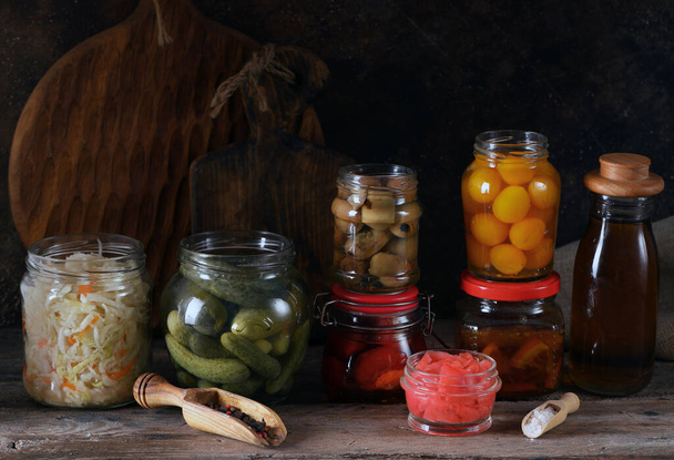 fermentovaná zelenina ve sklenicích zdravé potraviny - Fotografie, Obrázek