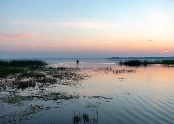 paysage d'été paisible sur la rive du lac à l'aube, couleurs dans le ciel avant le lever du soleil, Lac Burtnieki, Lettonie - Photo, image
