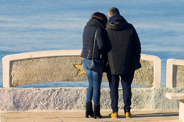 Pár dospělých, kteří sledují moře na nábřeží - Fotografie, Obrázek