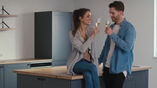 Paar stößt mit einem Glas Champagner auf den Hausbesitz an. Aufnahme mit roter Heliumkamera in 8K. - Filmmaterial, Video