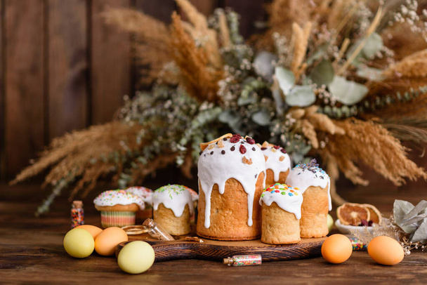 イースターケーキやイースターエッグ、伝統的な休日のデザインメニューのコンセプト。食べ物の背景。最上階だ。コピースペース - 写真・画像