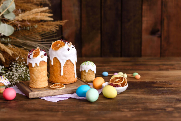 Easter cake and easter eggs, traditional holiday design menu concept. food background. top view. copy space - Φωτογραφία, εικόνα