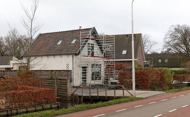 Bina iskelesi Hollanda 'daki eski evi onarıyor. - Fotoğraf, Görsel