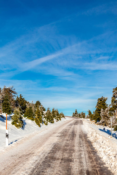 Na drodze w pięknym zimowym krajobrazie przez piękne góry Harz w Brocken - Saksonia-Anhalt - Zdjęcie, obraz