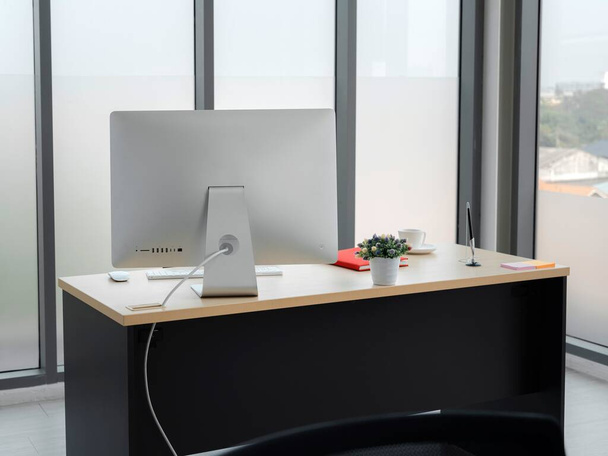 computador de close-up na mesa de madeira no escritório de trabalho moderno - Foto, Imagem