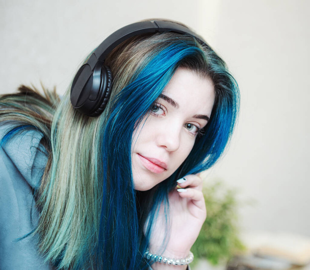 Mladý teenager dívka s modrými vlasy a sluchátky  - Fotografie, Obrázek