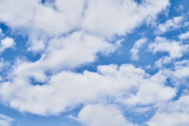 Όμορφος μπλε ουρανός με σύννεφα σε μια ηλιόλουστη μέρα - Φωτογραφία, εικόνα