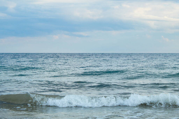 Espanjan rannikon paratiisirannat virkistävän uimisen merkeissä - Valokuva, kuva