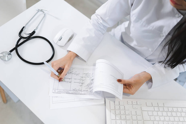 Close-up médico mulher escreve uma receita médica - Foto, Imagem