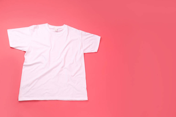 Blank white t-shirt with space for print on pink background - Fotó, kép