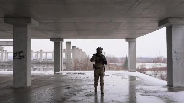Operador de forças especiais vestindo uniforme Multicam e seu rifle de assalto HK 416 enquanto pratica treinamento de combate CQB no prédio abandonado. Coiote marrom e mc engrenagem no ambiente urbano. - Filmagem, Vídeo