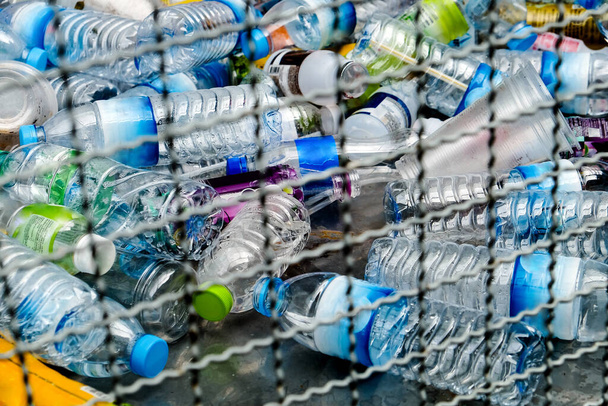 Imagen de botellas y recipientes de plástico preparados para reciclar - Foto, Imagen