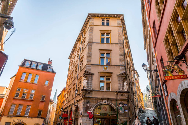 Lyon, France - January 25, 2022: Street view and buildings in the old town of Lyon (Vieux Lyon), France. - Foto, Imagem