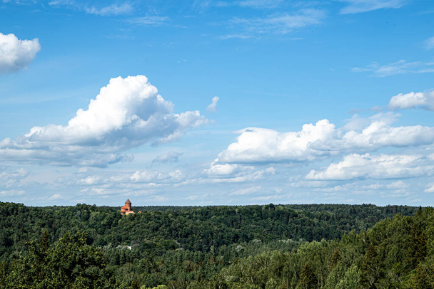Άποψη του κάστρου Turaida από το κάστρο Sigulda μια μακριά Λετονία - Φωτογραφία, εικόνα