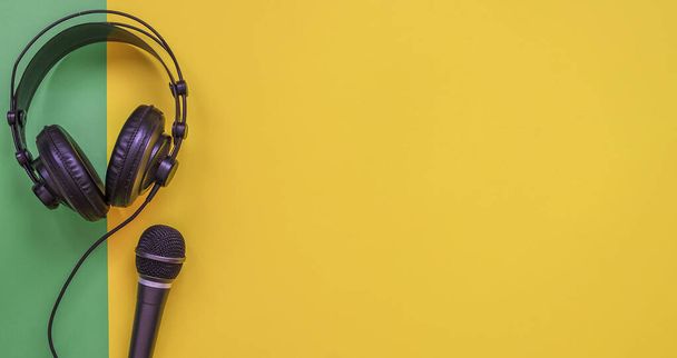 Micrófono y auriculares sobre fondo amarillo - Foto, Imagen