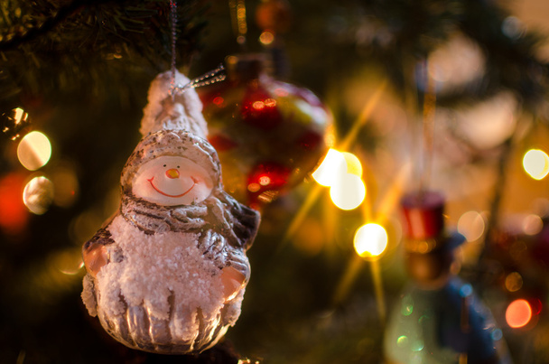 Weihnachtsdekoration am Baum - Foto, Bild