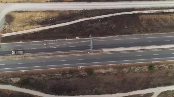Autostrada z góry na dół ortofoto strzał niski ruch rosnący - Materiał filmowy, wideo