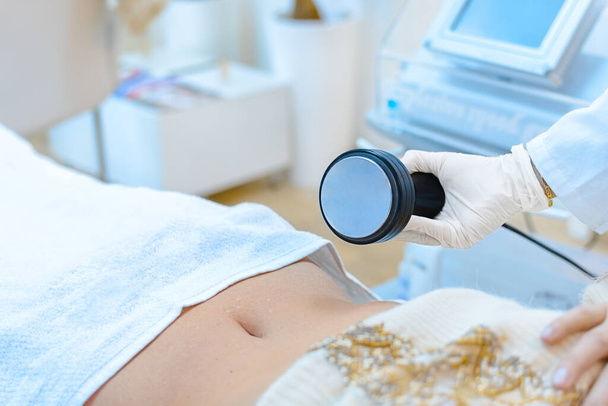 Zabieg kawitacji ciała w celu redukcji tkanki tłuszczowej, masaż ultradźwiękowy urody w salonie - Zdjęcie, obraz