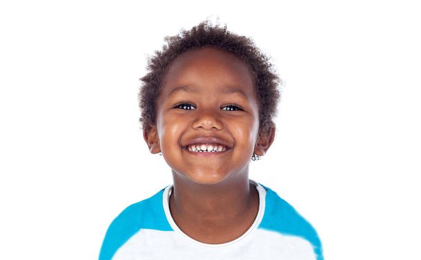 Маленький чорний хлопчик посміхається і дивиться на камеру на білому тлі
  - Фото, зображення