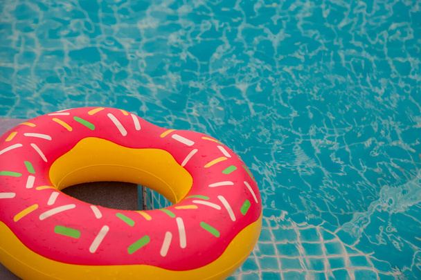 Pierścień gumowy w tle niebieskiego basenu - Zdjęcie, obraz