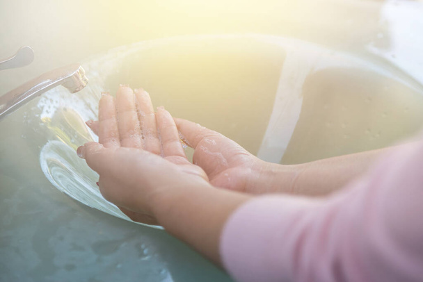 Kobiety myją ręce prawidłowo przed jedzeniem z kranu wody - Zdjęcie, obraz